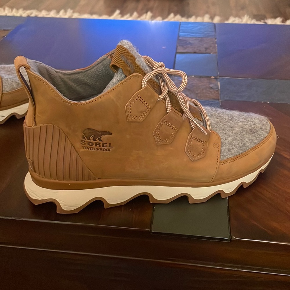 BRAND NEW Sorel Kinetic sneakers size 9.5